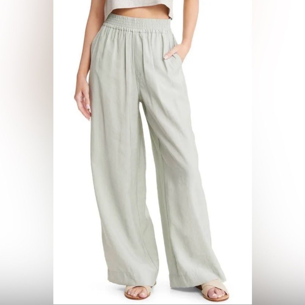 Madewell The Carley Wide Leg Lightweight Pants in Pale Sage Green